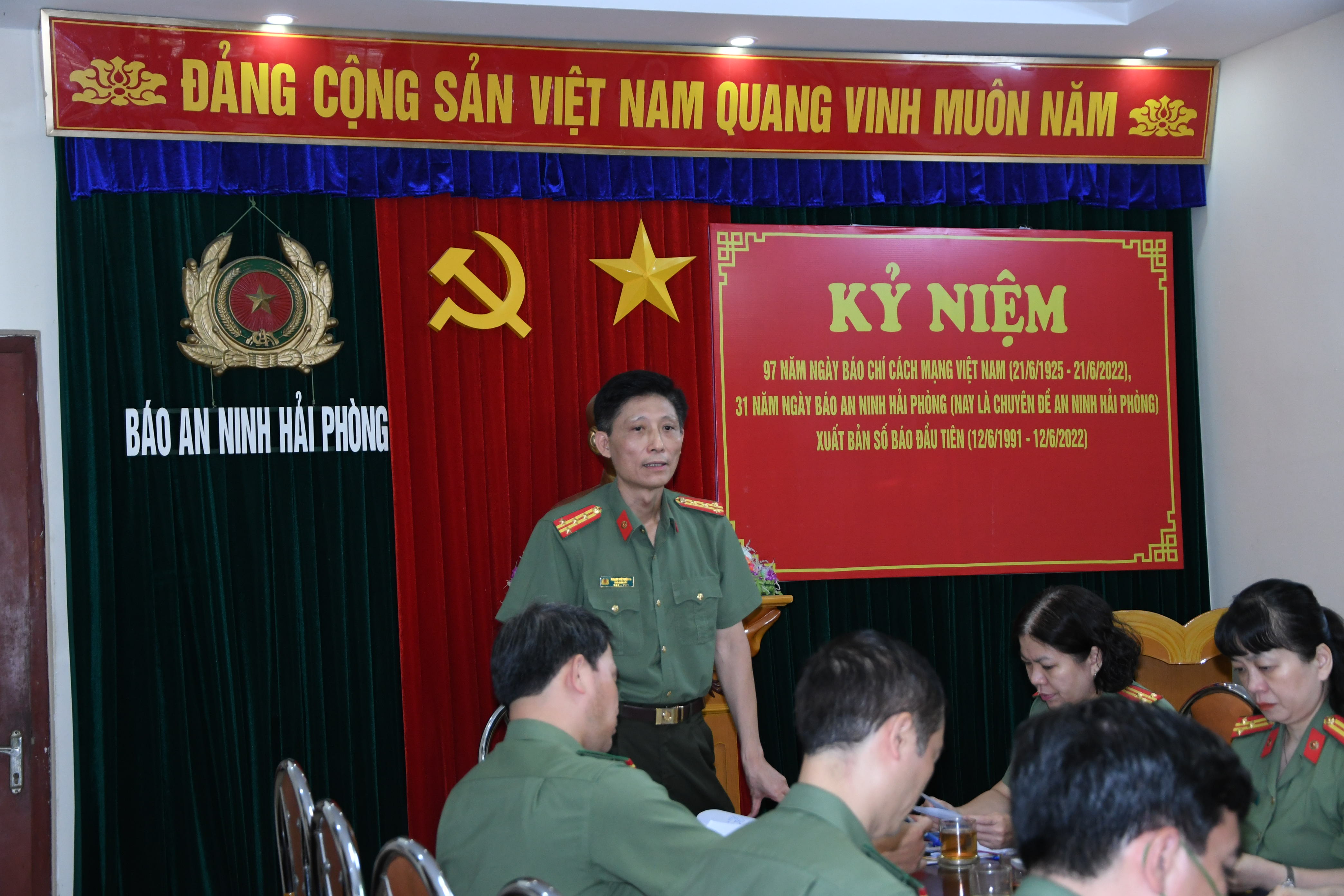 Đại tá Phạm Viết Dũng, Phó Bí thư Đảng ủy, Phó giám đốc CATP làm việc với Chuyên đề An ninh Hải Phòng